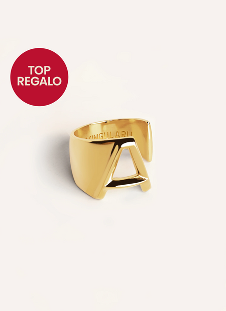 anillo de oro con la letra A