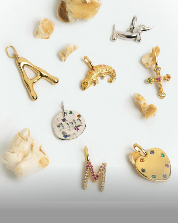 Varios charms de oro y plata con colores