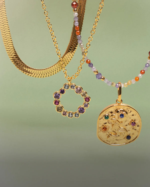 Tres collares distintos de oro