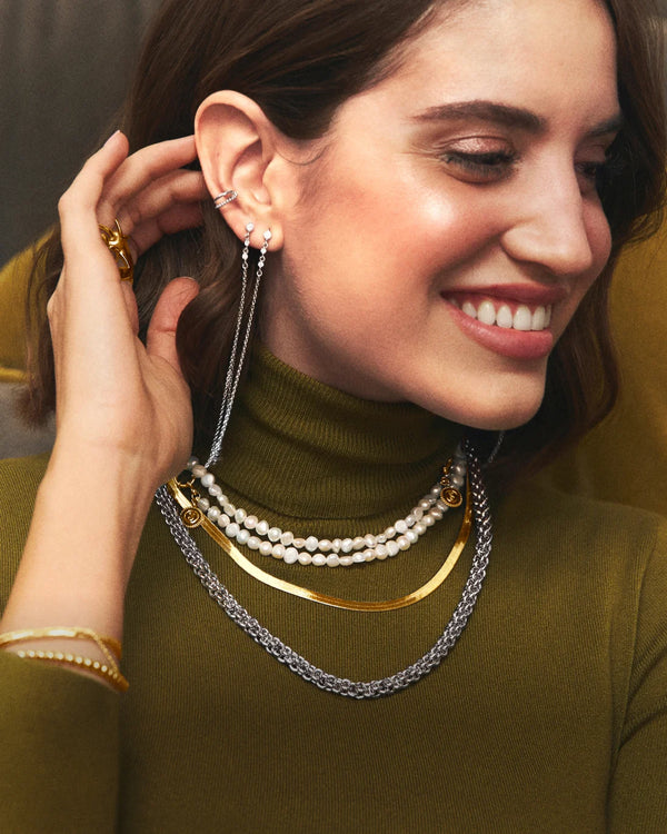 Una mujer luciendo pendientes, anillos y collares de la marca