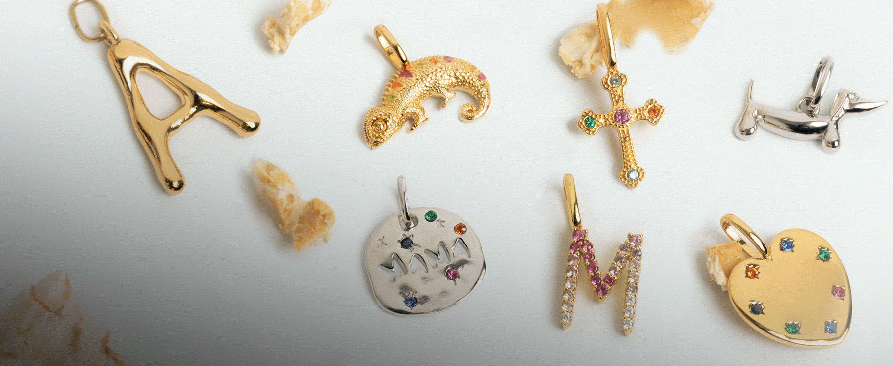 mujer recibiendo un regalo, alternada con otra imagen de diversar joyas de oro